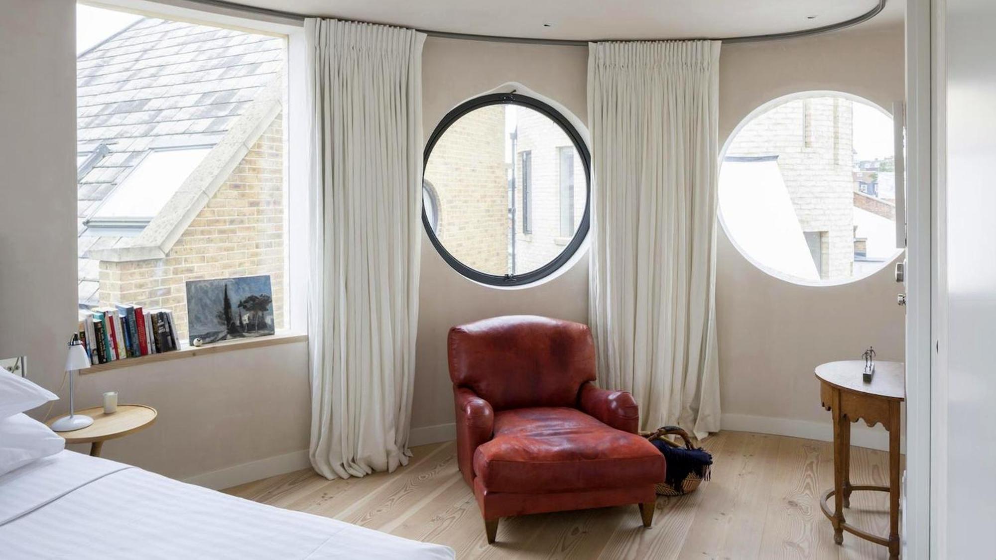 Kyle With Garden And Heated Pool Londra